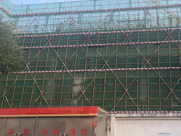 沈陽(yáng)腳手架出租廠家談?wù)勱P(guān)于腳手架立面防護(hù)和水平防護(hù)的安全準(zhǔn)則